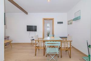 a dining room with a table and chairs at Apartamento Gloria Bendita in Granada