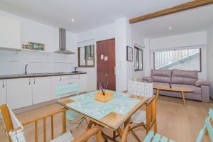 a kitchen and living room with a table and chairs at Apartamento Gloria Bendita in Granada