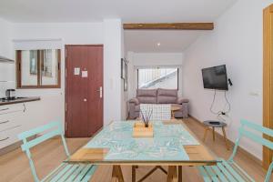 a living room with a table and a couch at Apartamento Gloria Bendita in Granada