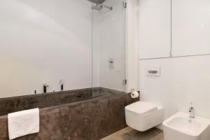 A bathroom at Modern and Elegant Apartment with Bathub in Cracow Center by Renters