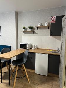 een keuken met een aanrecht en een tafel met een magnetron bij 014-2 Новые Смарт-апартаменты ЖК Олимпия in Kiev