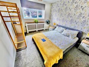 Llit o llits en una habitació de Leominster Family Home, Private Garden, Parking, Sleeps 6