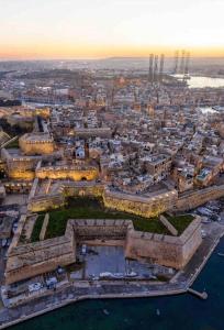 eine Luftansicht einer Stadt mit Hafen in der Unterkunft Cosy seafront haven in Kalkara