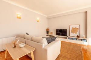埃斯波森迪的住宿－Esposende Beach Apartment - Minho's Guest，白色的客厅配有沙发和桌子
