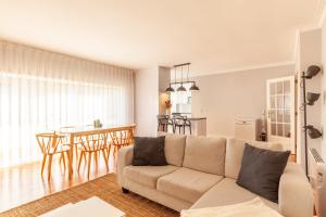 埃斯波森迪的住宿－Esposende Beach Apartment - Minho's Guest，客厅配有沙发和桌子
