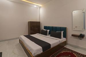 1 dormitorio con 1 cama grande en una habitación en OYO Flagship London Hotel International en Lucknow
