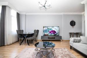 sala de estar con sofá y TV en PANGALTI 2, en Estambul