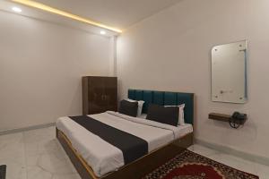1 dormitorio con 1 cama grande en una habitación en OYO Flagship London Hotel International en Lucknow