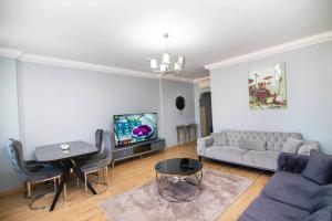 sala de estar con sofá y TV en PANGALTI 2, en Estambul