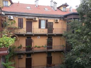 ミラノにあるDa Ivano Milano Navigliのバルコニーと植物のあるアパートメントビル