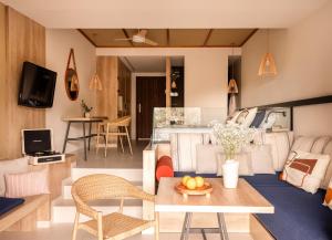 ein Wohnzimmer mit einem Sofa und einem Tisch in der Unterkunft Zel Costa Brava in Tossa de Mar