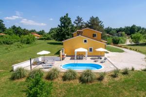 uma vista aérea de uma casa com piscina em Villa Kristina em Pazin