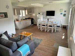 a living room and kitchen with a couch and a table at Alma del Susana in Ushuaia