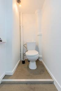 Kúpeľňa v ubytovaní 2-bedroom apartment near metro