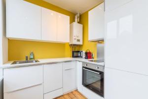 Kuchyňa alebo kuchynka v ubytovaní 2-bedroom apartment near metro