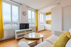 Televízia a/alebo spoločenská miestnosť v ubytovaní 2-bedroom apartment near metro
