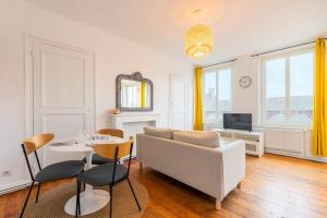 Televízia a/alebo spoločenská miestnosť v ubytovaní 2-bedroom apartment near metro