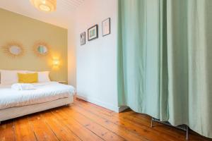Posteľ alebo postele v izbe v ubytovaní 2-bedroom apartment near metro