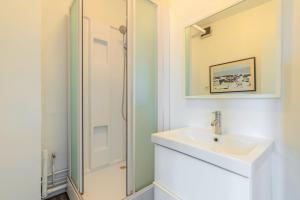 Kúpeľňa v ubytovaní 2-bedroom apartment near metro
