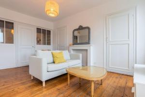 Posedenie v ubytovaní 2-bedroom apartment near metro