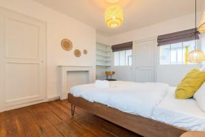 Posteľ alebo postele v izbe v ubytovaní 2-bedroom apartment near metro