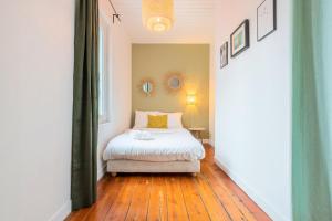 Posteľ alebo postele v izbe v ubytovaní 2-bedroom apartment near metro
