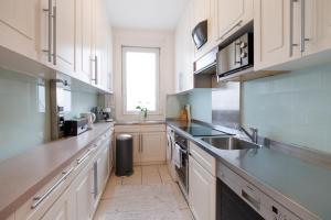 Kuchyňa alebo kuchynka v ubytovaní Operastreet City-Center Premium Apartment