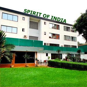budynek ze słowami ducha Indii na nim w obiekcie SPIRIT OF INDIA w mieście Lagos