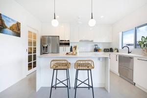 A kitchen or kitchenette at 'Infinity's Edge' Darwin Luxury Waterfront Oasis
