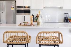 A kitchen or kitchenette at 'Infinity's Edge' Darwin Luxury Waterfront Oasis