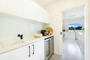 A kitchen or kitchenette at 'Infinity's Edge' Darwin Luxury Waterfront Oasis
