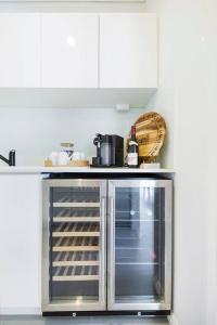 A kitchen or kitchenette at 'Infinity's Edge' Darwin Luxury Waterfront Oasis