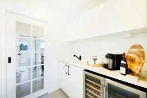 A kitchen or kitchenette at 'Infinity's Edge' Darwin Luxury Waterfront Oasis