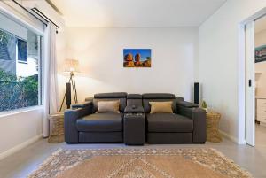 A seating area at 'Infinity's Edge' Darwin Luxury Waterfront Oasis