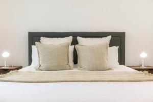 A bed or beds in a room at 'Infinity's Edge' Darwin Luxury Waterfront Oasis