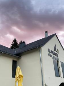 um edifício branco com um sinal na lateral em Auberge des isards em Aydius