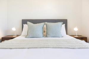 A bed or beds in a room at 'Infinity's Edge' Darwin Luxury Waterfront Oasis