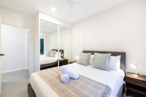 A bed or beds in a room at 'Infinity's Edge' Darwin Luxury Waterfront Oasis