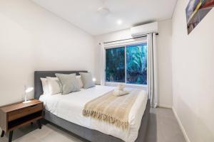 Un dormitorio con una cama grande y una ventana en 'Infinity's Edge' Darwin Luxury Waterfront Oasis, en Darwin