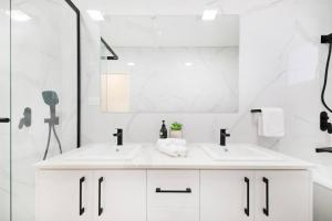 A bathroom at 'Infinity's Edge' Darwin Luxury Waterfront Oasis
