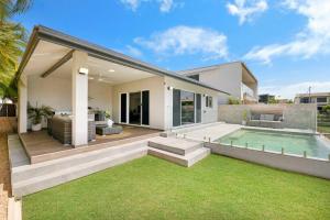 The swimming pool at or close to 'Infinity's Edge' Darwin Luxury Waterfront Oasis