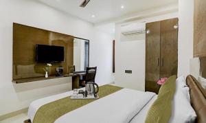 Habitación de hotel con cama y TV en FabHotel 19 West, en Nueva Delhi