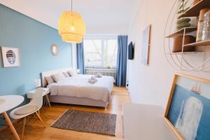 1 dormitorio con cama, mesa y ventana en Modernes Studio-Apartment zentral gelegen, en Hannover