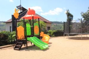 einen Spielplatz mit Rutsche und Rutsche in der Unterkunft REBERO RESORT Ltd in Kigali