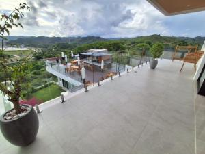 een balkon met uitzicht op een gebouw bij VILLA VALITO in Kuta Lombok