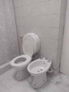 ein Bad mit einem WC und einem Waschbecken in der Unterkunft Amplia Casa Familiar en G Cruz in Godoy Cruz