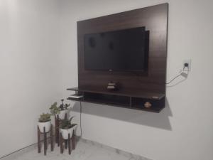 ein Wohnzimmer mit einem Flachbild-TV an der Wand in der Unterkunft Amplia Casa Familiar en G Cruz in Godoy Cruz