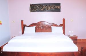 Ein Bett oder Betten in einem Zimmer der Unterkunft REBERO RESORT Ltd