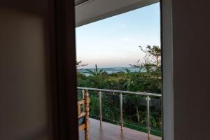 Habitación con balcón con vistas al océano. en White Beach House - Kigamboni, en Kimbiji