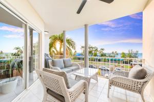 Rõdu või terrass majutusasutuses Oceanfront Arafura Abode with Stunning Views